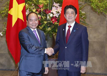 Thủ tướng Nhật Bản Shinzo Abe đón Thủ tướng Nguyễn Xuân Phúc.